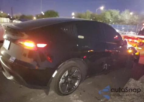 2025 Tesla Model Y z USA, uszkodzony, nr VIN 7SAYGDED1SF254938